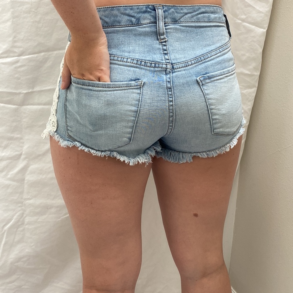 Women’s Mossimo light wash denim high rise floral lace shorts. Size 4/27. - Picture 4 of 7
